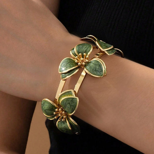 Green Flower Pattern Bracelet – Adjustable Fit, Elegant Floral Design