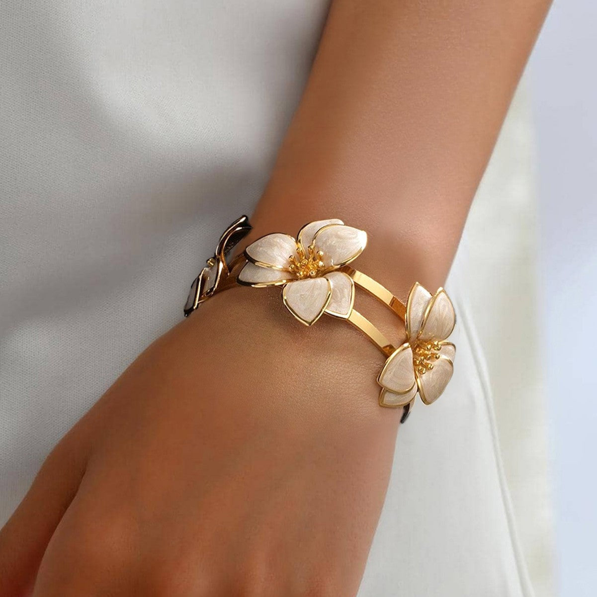 Green Flower Pattern Bracelet – Adjustable Fit, Elegant Floral Design