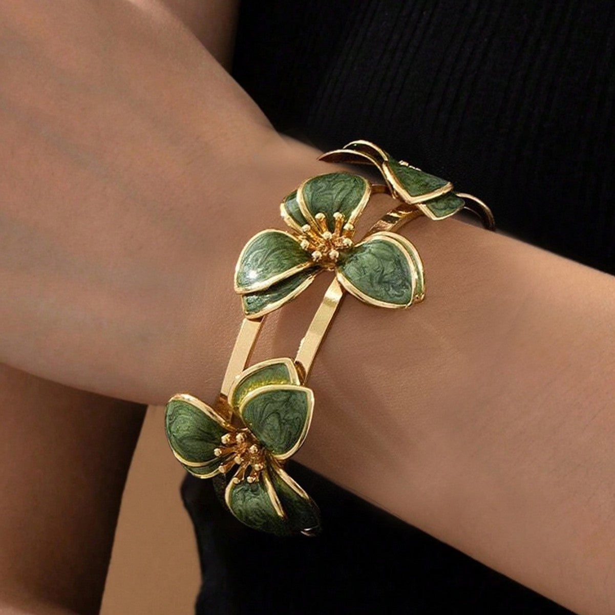 Green Flower Pattern Bracelet – Adjustable Fit, Elegant Floral Design