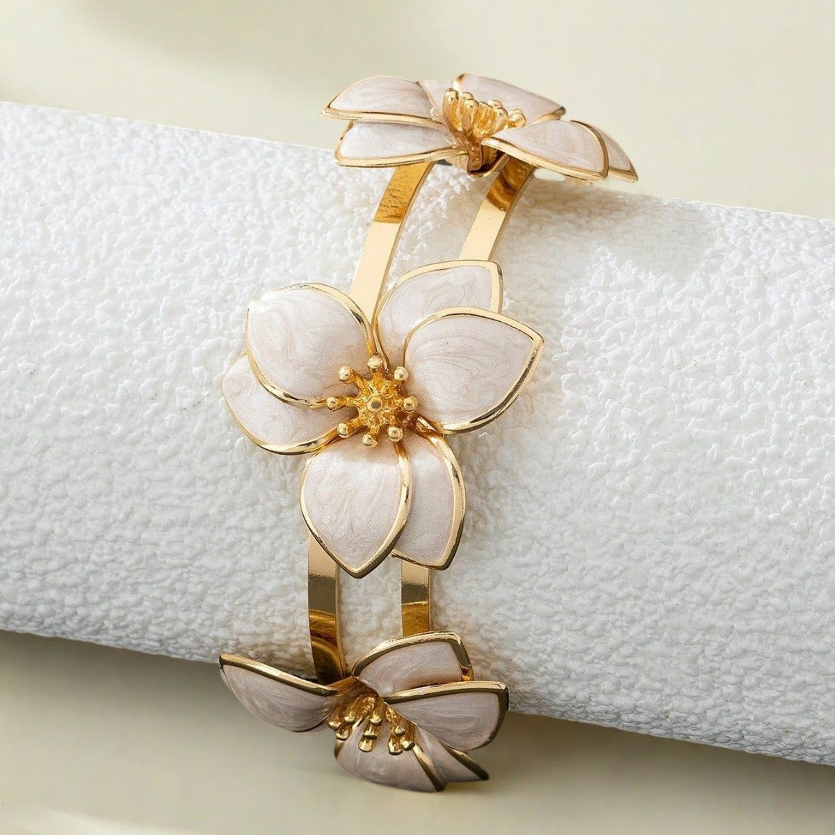 Green Flower Pattern Bracelet – Adjustable Fit, Elegant Floral Design