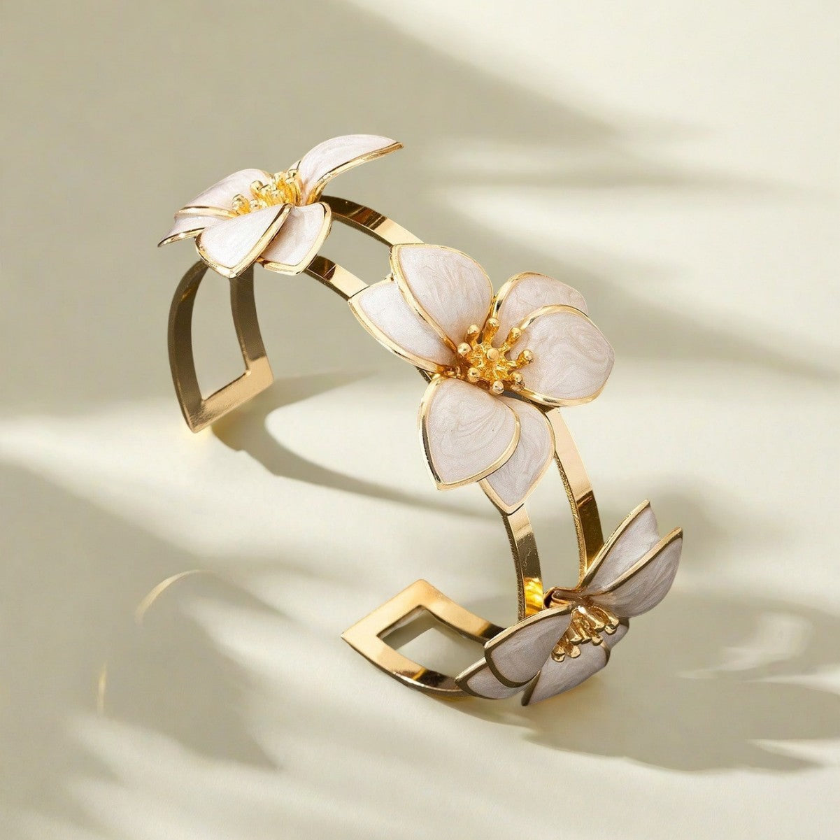 Green Flower Pattern Bracelet – Adjustable Fit, Elegant Floral Design
