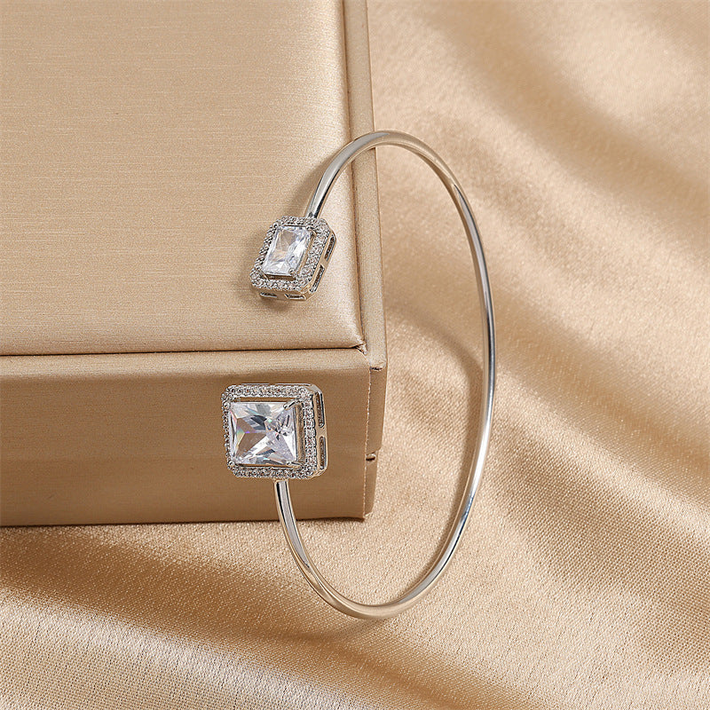 Elegant Women's Bracelet – High-Quality Water Drop Design with Inlaid Square Diamonds
