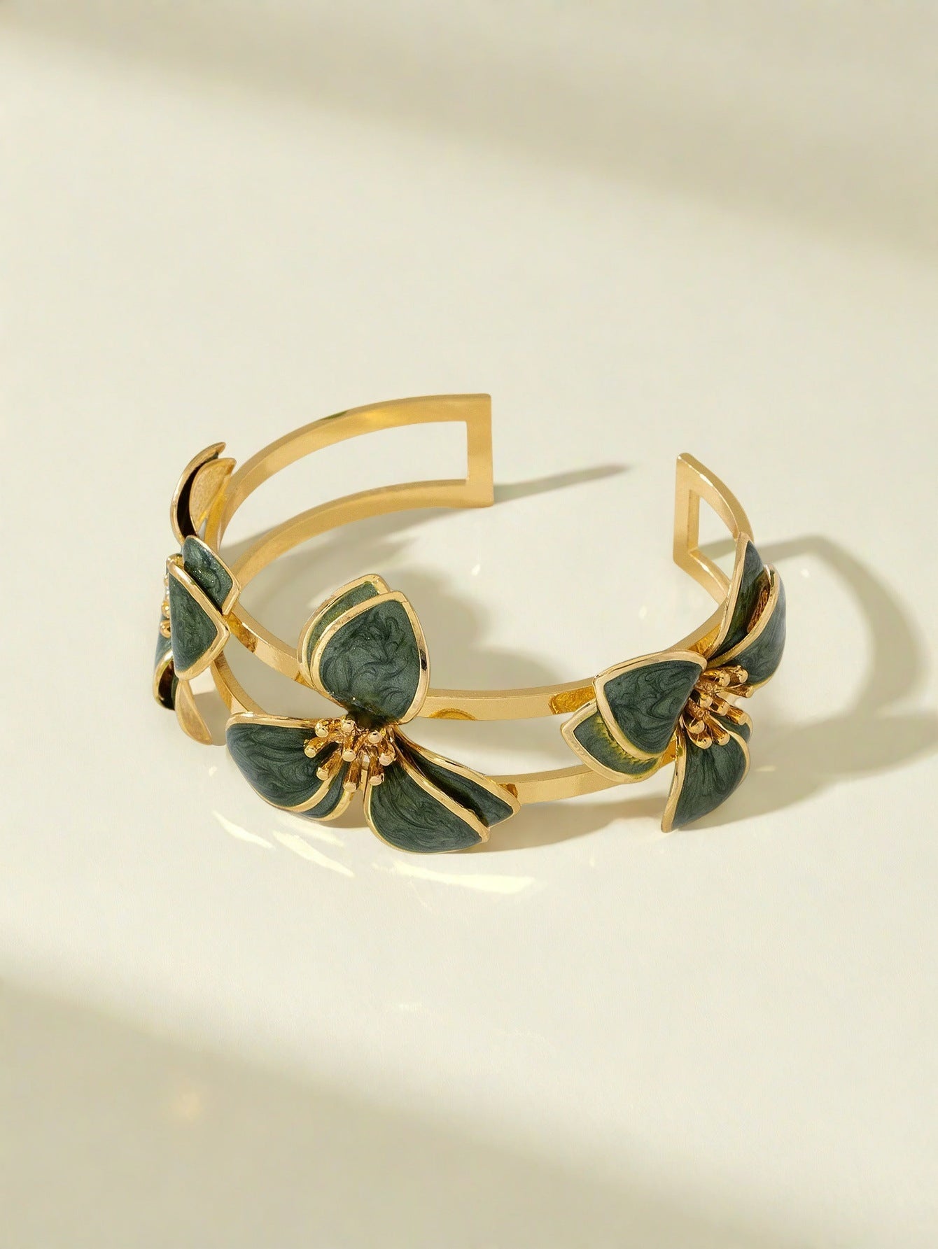 Green Flower Pattern Bracelet – Adjustable Fit, Elegant Floral Design
