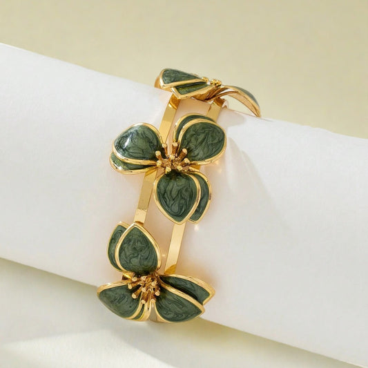 Green Flower Pattern Bracelet – Adjustable Fit, Elegant Floral Design