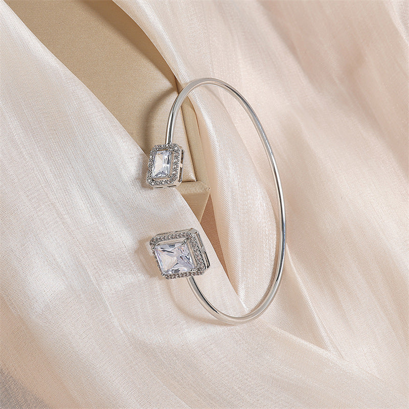 Elegant Women's Bracelet – High-Quality Water Drop Design with Inlaid Square Diamonds