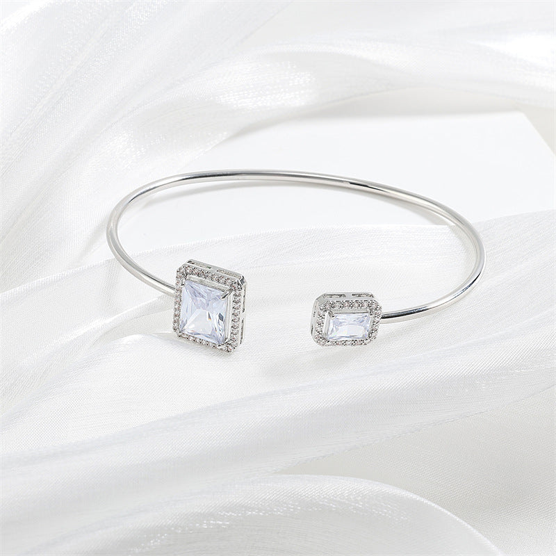 Elegant Women's Bracelet – High-Quality Water Drop Design with Inlaid Square Diamonds