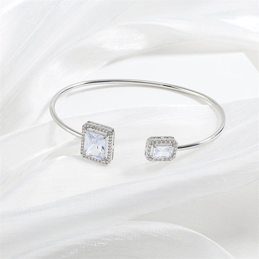 Elegant Women's Bracelet – High-Quality Water Drop Design with Inlaid Square Diamonds